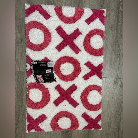 Tahari Other - Tahari Pink and White Bath Rug